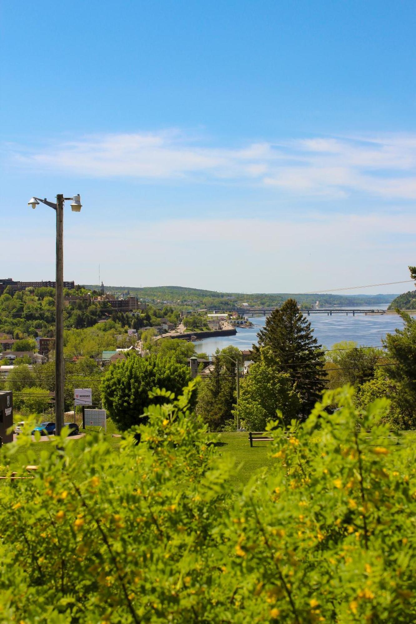 Auberge Le Parasol Chicoutimi Eksteriør billede