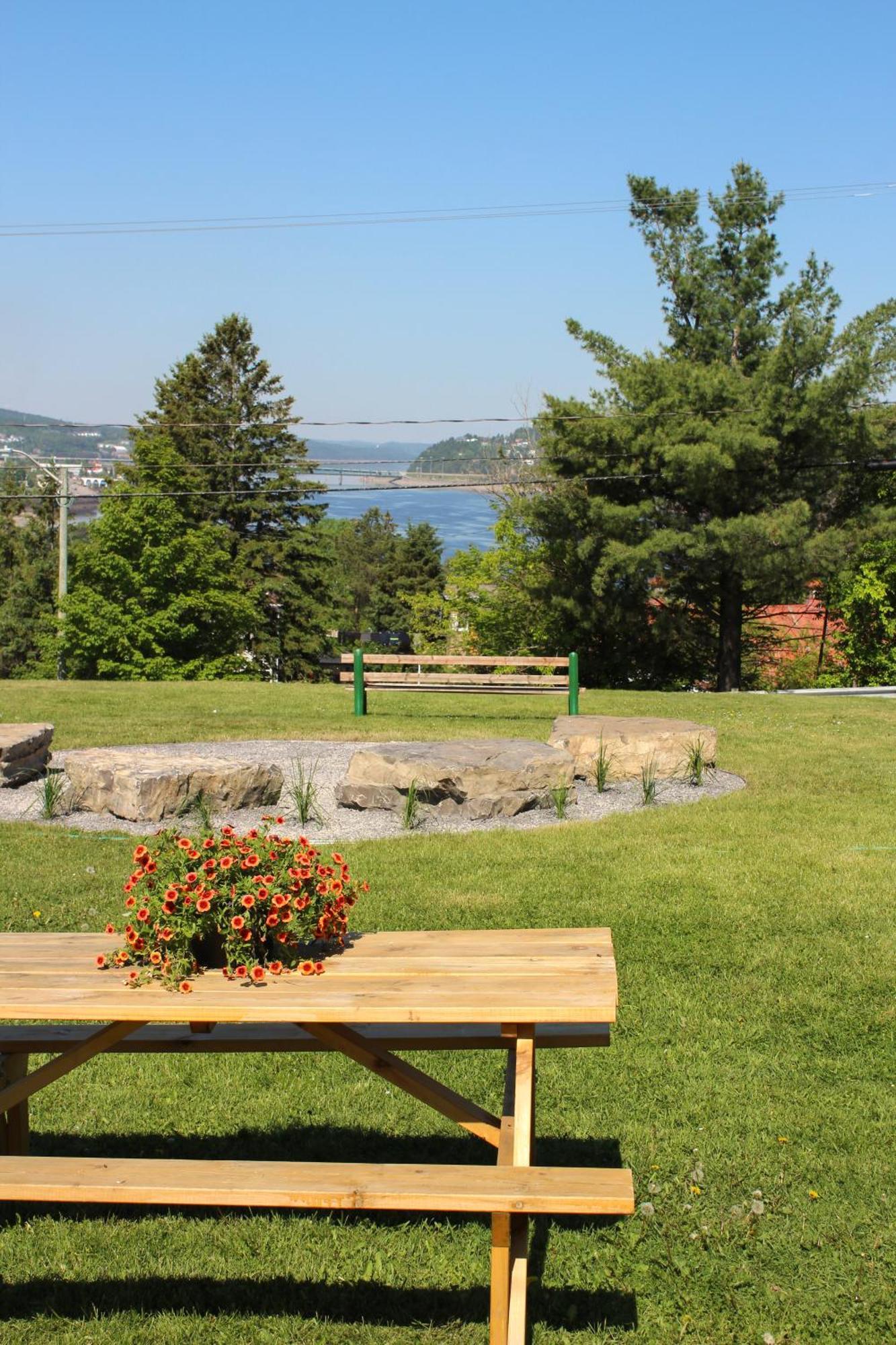 Auberge Le Parasol Chicoutimi Eksteriør billede