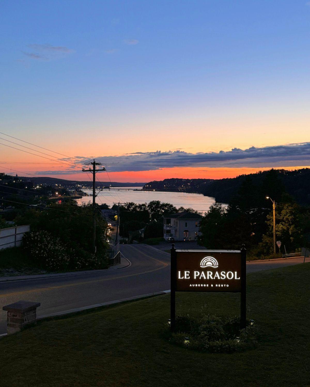 Auberge Le Parasol Chicoutimi Eksteriør billede