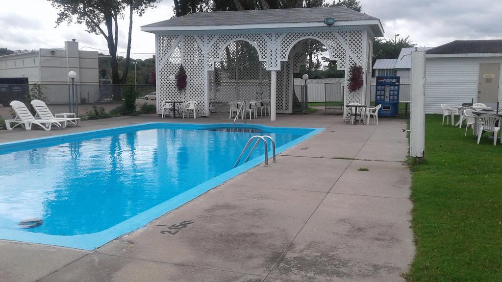 Auberge Le Parasol Chicoutimi Eksteriør billede